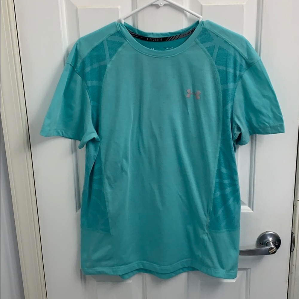 Light blue men’s Under Armour tee size large